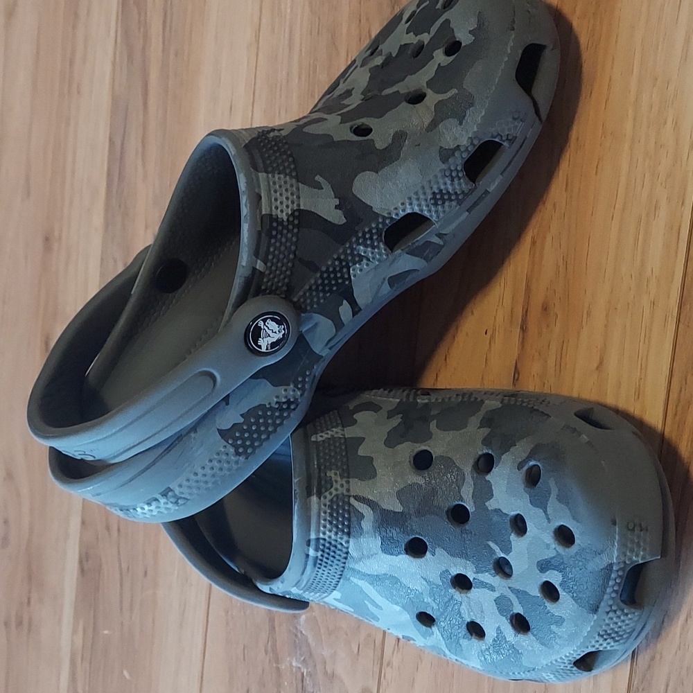 Kids 5Y gray camo crocs